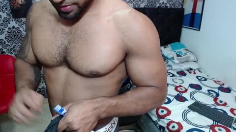 SANTIAGOLARRY AND ROBERTO online show from February 4, 12:51 am