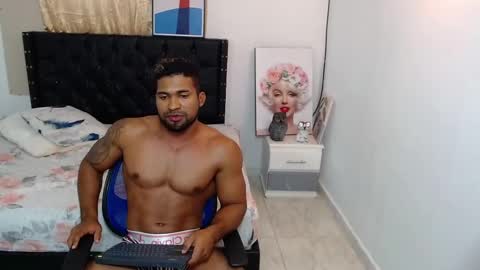 SANTIAGOLARRY AND ROBERTO online show from February 24, 12:52 am