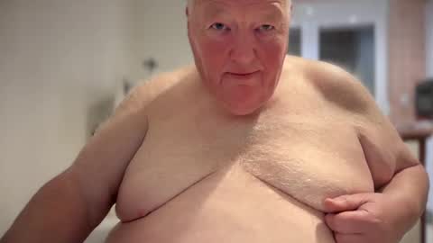 Snapshot of fatslutcutey chatting on December 31, 12:43 am fatslutcutey online show from December 31, 12:43 am