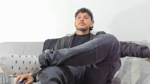 favid95 online show from December 17, 12:01 am