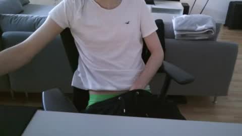 Snapshot of felixsagg chatting on June 23, 6:33 am felixsagg online show from June 23, 6:33 am