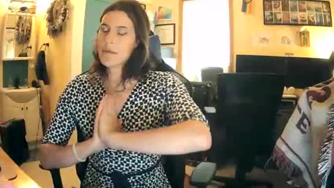 Snapshot of femme_en_fleur chatting on June 2, 5:15 pm femme_en_fleur online show from June 2, 5:15 pm