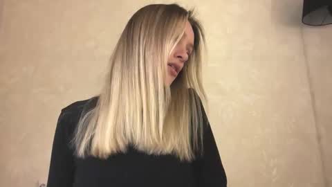 Snapshot of fflloowweerr chatting on December 19, 9:27 am Lisa online show from December 19, 9:27 am