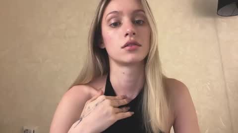 Snapshot of fflloowweerr chatting on December 23, 9:29 am Lisa online show from December 23, 9:29 am