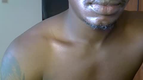 Snapshot of fineebony chatting on April 4, 4:33 am HOT AND SWEET online show from April 4, 4:33 am