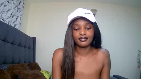 Snapshot of flirtyy_sheery chatting on December 21, 8:28 am sheery online show from December 21, 8:28 am