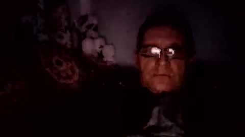 Snapshot of florin2211 chatting on December 20, 2:18 am florin2211 online show from December 20, 2:18 am