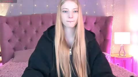 Mia online show from September 19, 9:37 pm