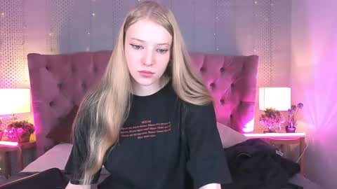 Mia online show from October 9, 9:57 pm