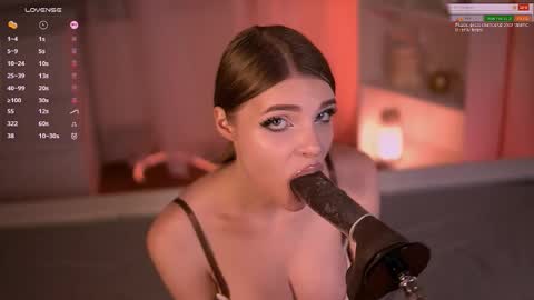 Snapshot of fluffyellie chatting on October 28, 4:20 pm ask me online show from October 28, 4:20 pm