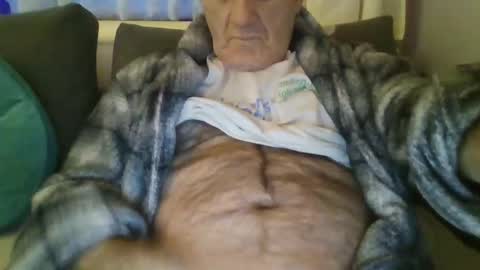 Snapshot of follador1001 chatting on February 15, 5:28 pm follador1001 online show from February 15, 5:28 pm