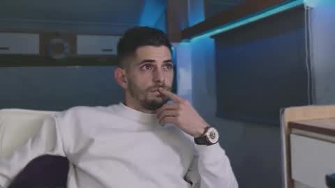 independent model online show from November 30, 7:18 pm