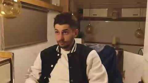 independent model online show from March 8, 8:01 pm