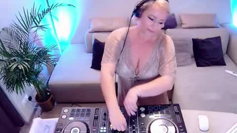 Snapshot of forbiddenkitty chatting on November 5, 9:26 pm Forbidden Kitty online show from November 5, 9:26 pm