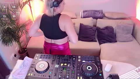 Snapshot of forbiddenkitty chatting on November 8, 4:07 pm Forbidden Kitty online show from November 8, 4:07 pm