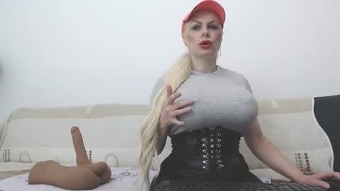 Snapshot of forever_barbie chatting on January 13, 5:12 am Adana online show from January 13, 5:12 am