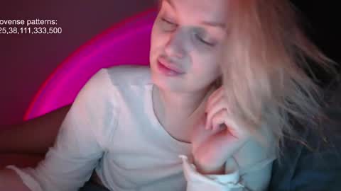 i am your baby Alien  online show from November 25, 2:39 pm