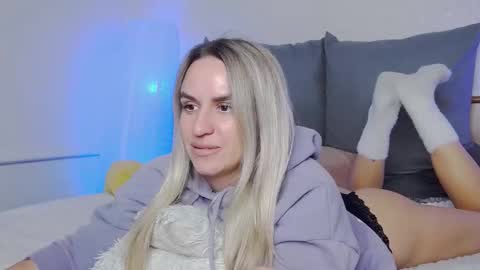 Snapshot of foxy_kimmi chatting on November 25, 6:35 am Foxy Kimmi online show from November 25, 6:35 am