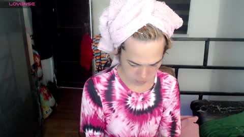 Snapshot of foxyinnocentstar chatting on February 22, 9:01 am jenny online show from February 22, 9:01 am