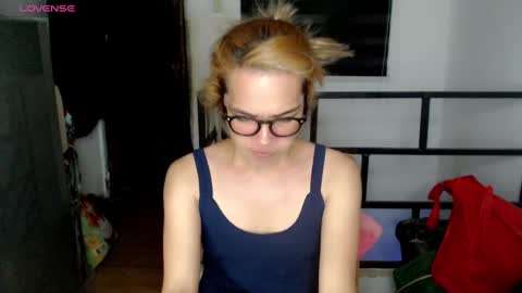 Snapshot of foxyinnocentstar chatting on March 5, 12:00 pm jenny online show from March 5, 12:00 pm