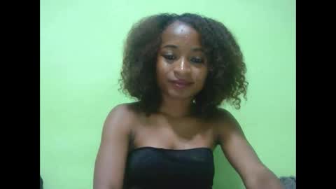 Snapshot of francine925426 chatting on January 6, 8:18 am francine925426 online show from January 6, 8:18 am