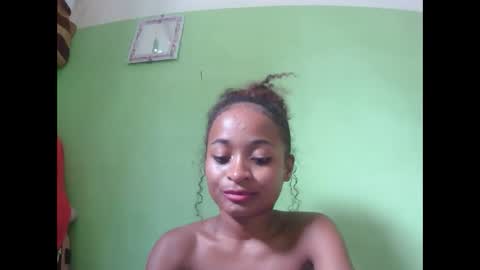 Snapshot of francine925426 chatting on March 7, 12:02 pm francine925426 online show from March 7, 12:02 pm