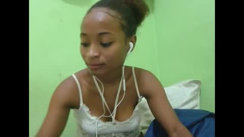 Snapshot of francine925426 chatting on March 24, 8:19 am francine925426 online show from March 24, 8:19 am