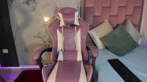 Laura online show from September 15, 7:58 pm