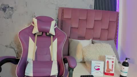 Laura online show from September 23, 7:28 pm