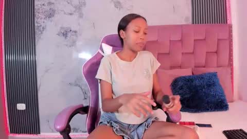 Laura online show from November 20, 7:24 pm