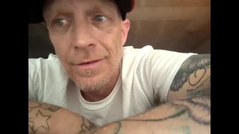 Snapshot of frankieblueeyes4u chatting on April 12, 1:49 pm Famous Blue Eyes online show from April 12, 1:49 pm