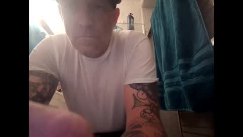 Snapshot of frankieblueeyes4u chatting on April 14, 10:54 am Famous Blue Eyes online show from April 14, 10:54 am
