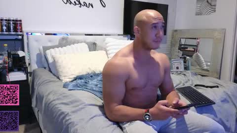 Snapshot of freakingfitness chatting on October 26, 3:23 am Fucking Fitness online show from October 26, 3:23 am