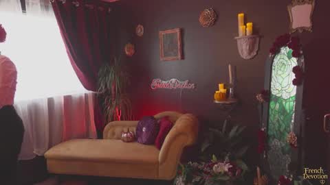 Louise or Lou 3 online show from October 23, 1:43 pm