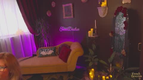 Snapshot of french_devotion chatting on January 11, 2:33 pm Louise or Lou 3 online show from January 11, 2:33 pm