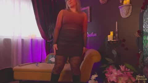 Snapshot of french_devotion chatting on February 4, 2:45 pm Louise or Lou 3 online show from February 4, 2:45 pm