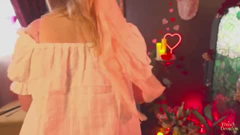 Snapshot of french_devotion chatting on February 15, 2:47 pm Louise or Lou 3 online show from February 15, 2:47 pm