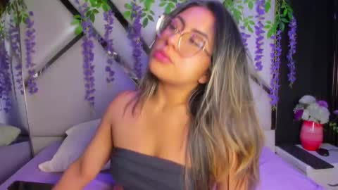 Snapshot of freya_miller_ chatting on May 26, 3:35 am Freya online show from May 26, 3:35 am