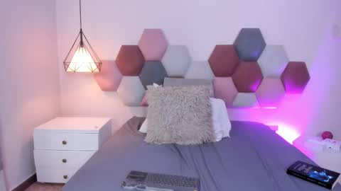 Freya Cameron online show from March 29, 2:17 pm