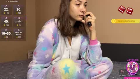 Snapshot of freyaoliver chatting on October 19, 9:43 am FreyaOliver online show from October 19, 9:43 am