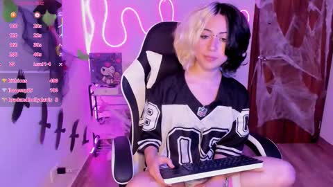 Snapshot of frida_lassi_ chatting on October 19, 12:00 am frida_lassi_ online show from October 19, 12:00 am