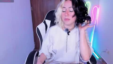 frida_lassi_ online show from November 15, 9:32 pm