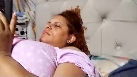 Snapshot of frizzy_girl chatting on January 22, 1:53 am Frizzy girl online show from January 22, 1:53 am