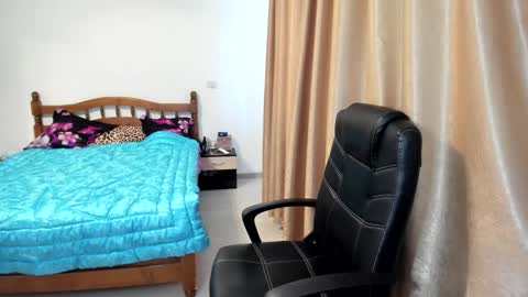 Snapshot of fuckable_one chatting on February 6, 9:00 am Angelique online show from February 6, 9:00 am
