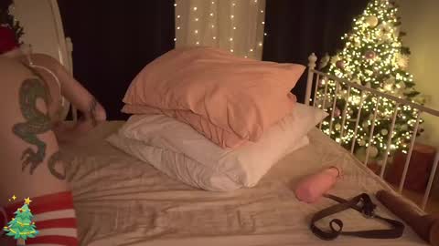 Snapshot of fuckingtoy_ chatting on December 29, 2:21 pm Eva         all my links   online show from December 29, 2:21 pm