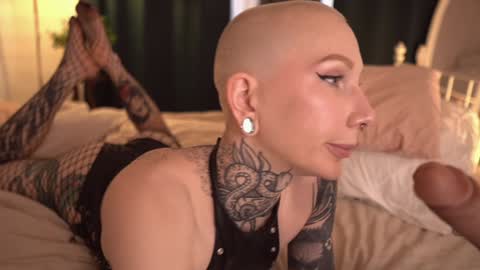 Snapshot of fuckingtoy_ chatting on February 1, 12:47 pm Eva         all my links   online show from February 1, 12:47 pm