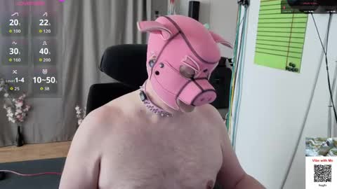 Snapshot of funnypiggy chatting on May 5, 2:47 pm Piggy online show from May 5, 2:47 pm