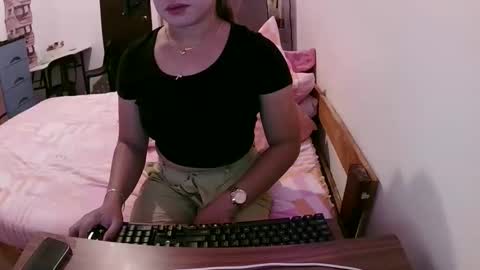 Snapshot of future_bride chatting on December 17, 6:41 am future_bride online show from December 17, 6:41 am