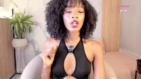   Independent model online show from May 19, 11:05 am