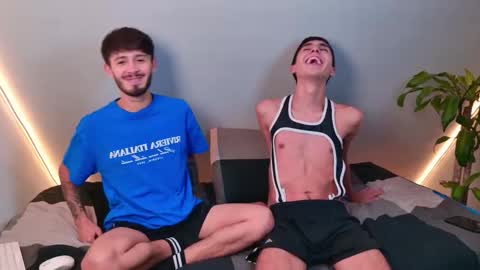 Snapshot of gabriel_and_geronimo chatting on December 2, 4:18 am gabriel_and_geronimo online show from December 2, 4:18 am